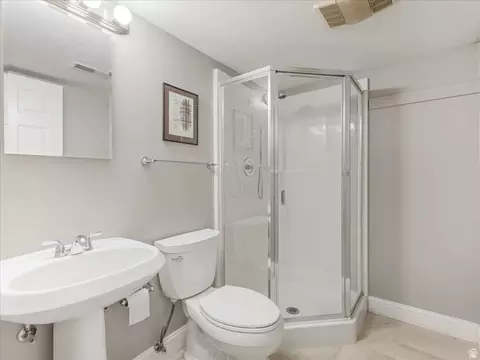 Bath - 558 E Cherry Plum Ct, Sandy, UT 84070 photo 3 of 3