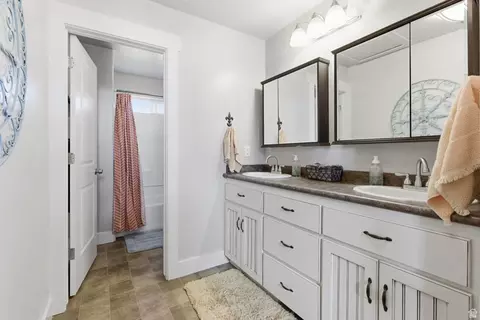 Bath - 435 E 100 S, Fairview, UT 84629 photo 4 of 5