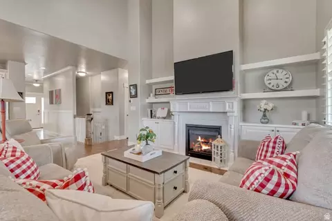 Living - 728 S Golden Leaf Way, Mapleton, UT 84664 photo 2 of 3