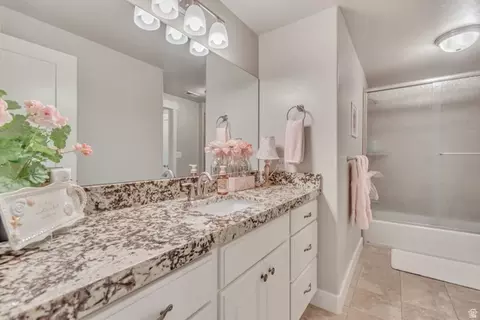 Bath - 728 S Golden Leaf Way, Mapleton, UT 84664 photo 3 of 4