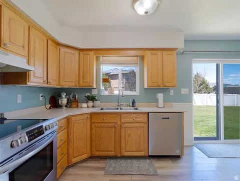 Kitchen - 918 S 190 E, Panguitch, UT 84759 photo 3 of 6
