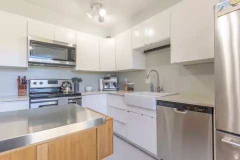 Kitchen - 5924 S Sultan Cir, Murray, UT 84107 photo 3 of 4