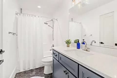 Bath - 922 S 30 E, Salem, UT 84653 photo 4 of 5