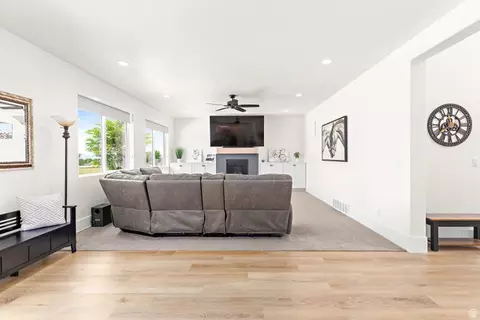 Living - 922 S 30 E, Salem, UT 84653 photo 1 of 2