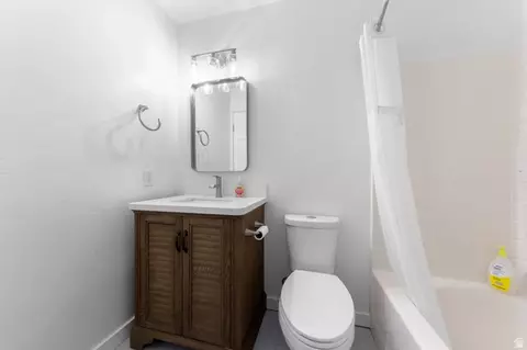 Bath - 664 E Springhill Dr, Washington, UT 84780 photo 1 of 2