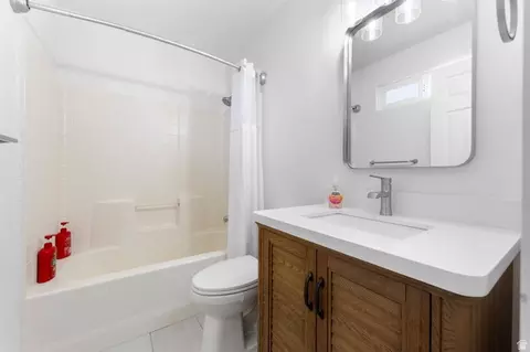Bath - 664 E Springhill Dr, Washington, UT 84780 photo 2 of 2