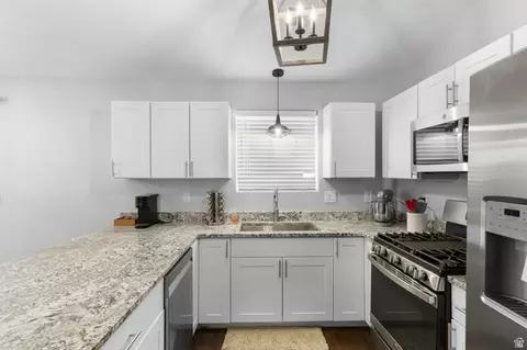 Kitchen - 664 E Springhill Dr, Washington, UT 84780 photo 2 of 2