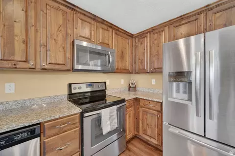Kitchen - 1854 E Shadow Dr N, Eagle Mountain, UT 84005 photo 4 of 6