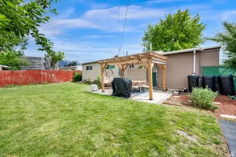 Exterior - 395 E 6270 S, Murray, UT 84107 photo 4 of 6