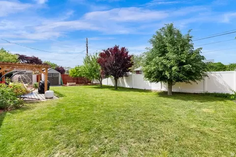 Exterior - 395 E 6270 S, Murray, UT 84107 photo 3 of 6