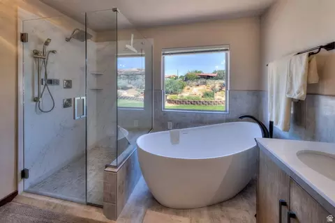 Bath - 2154 S Rio Verde Dr, Moab, UT 84532 photo 2 of 3