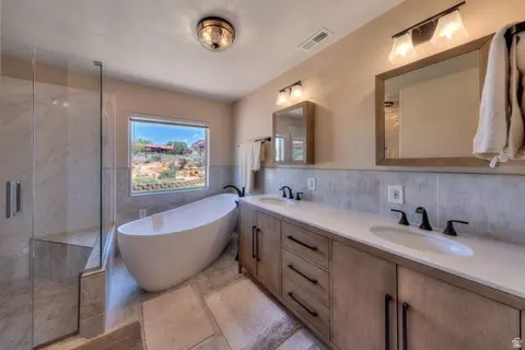 Bath - 2154 S Rio Verde Dr, Moab, UT 84532 photo 1 of 3