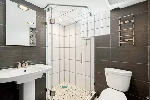 Bath - 5440 S Dunbarton Dr E, Murray, UT 84117 photo 2 of 2