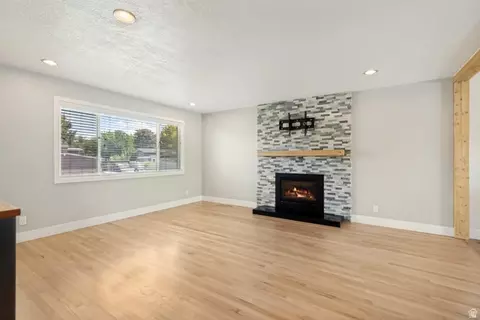 Living - 5440 S Dunbarton Dr E, Murray, UT 84117 photo 3 of 5