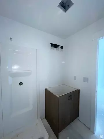 Bath - 3855 S 960 E, Ogden, UT 84403 photo 1 of 3