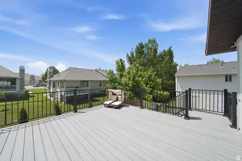 Exterior - 323 Tobe Dr, Centerville, UT 84014 photo 2 of 4