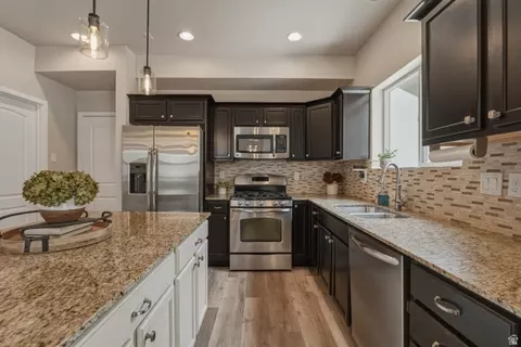 Kitchen - 272 E Porter Ct, Draper, UT 84020 photo 3 of 6