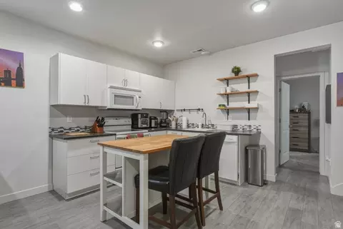 Kitchen - 272 E Porter Ct, Draper, UT 84020 photo 5 of 6