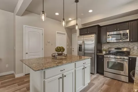 Kitchen - 272 E Porter Ct, Draper, UT 84020 photo 4 of 6