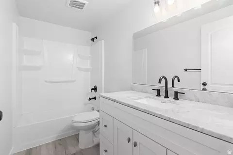 Bath - 4248 E Willow Oak Way, Eagle Mountain, UT 84005 photo 4 of 4