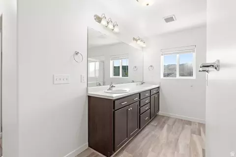 Bath - 4248 E Willow Oak Way, Eagle Mountain, UT 84005 photo 2 of 4
