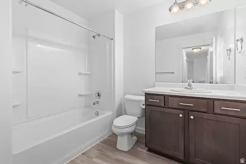 Bath - 4248 E Willow Oak Way, Eagle Mountain, UT 84005 photo 3 of 4