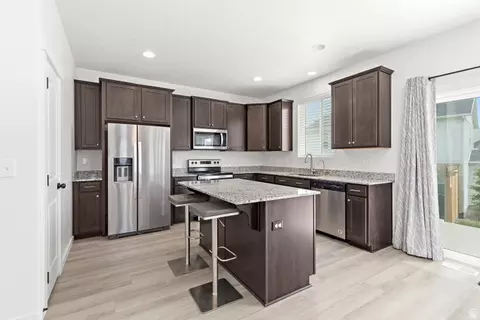 Kitchen - 4248 E Willow Oak Way, Eagle Mountain, UT 84005 photo 2 of 3