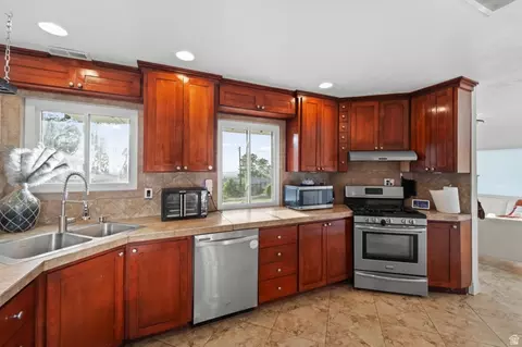 Kitchen - 3541 S 50 W, Bountiful, UT 84010 photo 1 of 2