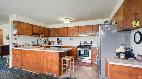 Kitchen - 255 E 13275 S, Draper, UT 84020 photo 2 of 3