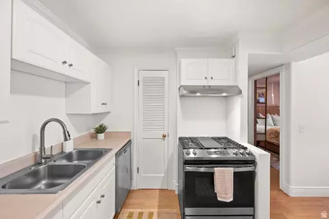 Kitchen - 5330 S 590 E #I, Murray, UT 84107 photo 3 of 3