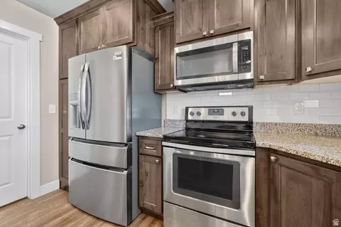 Kitchen - 9686 N Red Bridge Rd, Eagle Mountain, UT 84005 photo 4 of 5