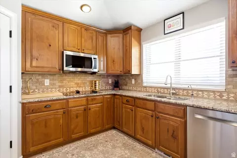 Kitchen - 11566 E Sunburn Ln S, Sandy, UT 84094 photo 2 of 3
