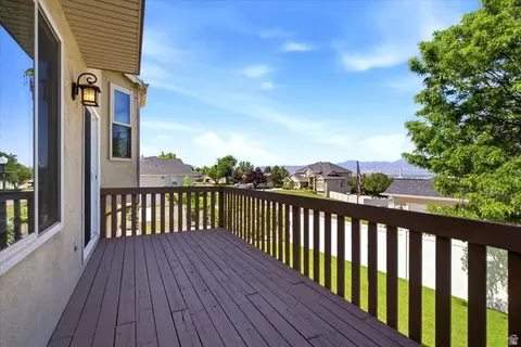 Exterior - 11566 E Sunburn Ln S, Sandy, UT 84094 photo 2 of 7
