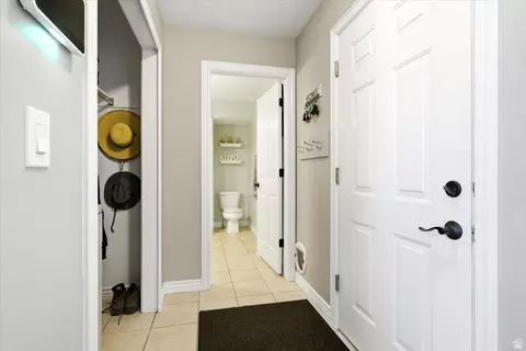 Entry Way - 11566 E Sunburn Ln S, Sandy, UT 84094 photo 4 of 5