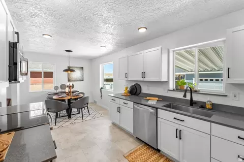 Kitchen - 343 E 6990 S, Midvale, UT 84047 photo 2 of 2