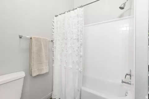 Bath - 1079 W 965 N #402, Orem, UT 84057 photo 2 of 2