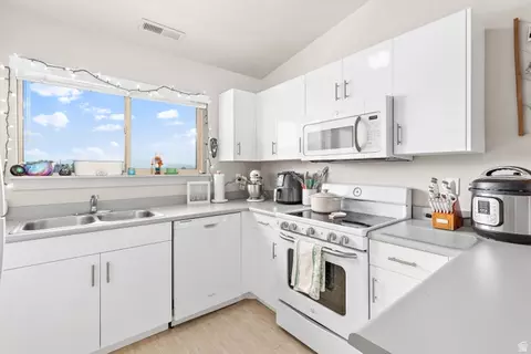 Kitchen - 1079 W 965 N #402, Orem, UT 84057 photo 2 of 3