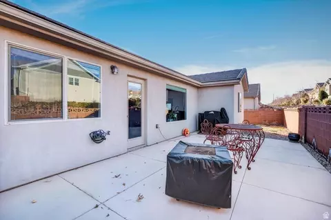 Exterior - 1269 E Pine Valley St, Washington, UT 84780 photo 5 of 10