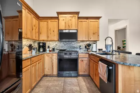 Kitchen - 1269 E Pine Valley St, Washington, UT 84780 photo 2 of 3