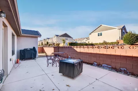 Exterior - 1269 E Pine Valley St, Washington, UT 84780 photo 4 of 10