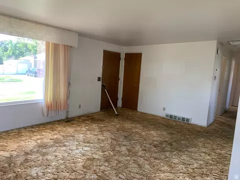 Living - 5135 S 1000 E, Murray, UT 84117 photo 2 of 3