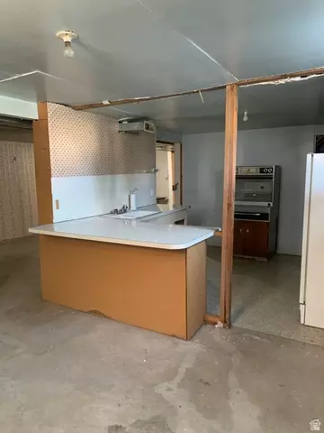 Kitchen - 5135 S 1000 E, Murray, UT 84117 photo 3 of 4
