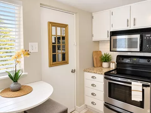 Kitchen - 889 W 3600 S, Bountiful, UT 84010 photo 1 of 5