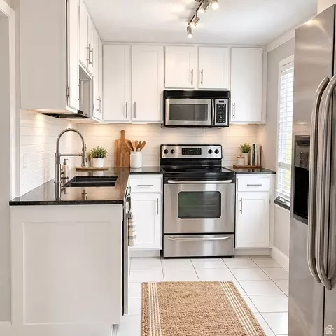 Kitchen - 889 W 3600 S, Bountiful, UT 84010 photo 4 of 5