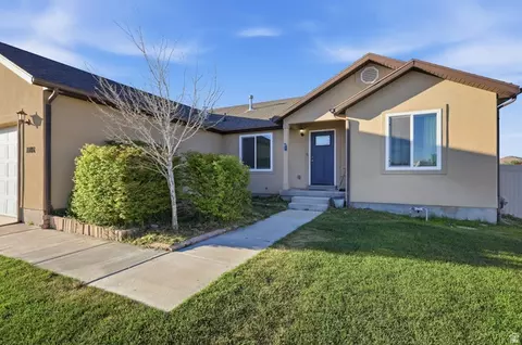 Exterior - 1101 E Searle Ln N, Eagle Mountain, UT 84005 photo 3 of 10