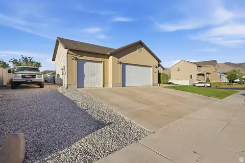Exterior - 1101 E Searle Ln N, Eagle Mountain, UT 84005 photo 2 of 10