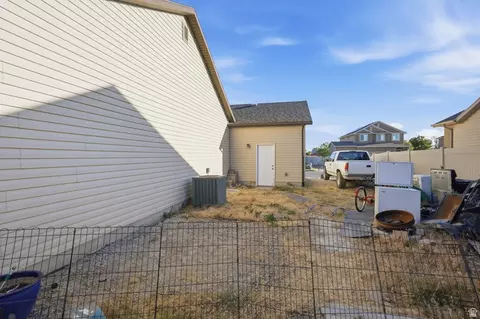 Exterior - 1101 E Searle Ln N, Eagle Mountain, UT 84005 photo 8 of 10
