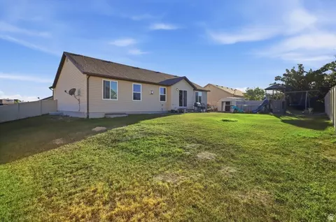 Exterior - 1101 E Searle Ln N, Eagle Mountain, UT 84005 photo 4 of 10