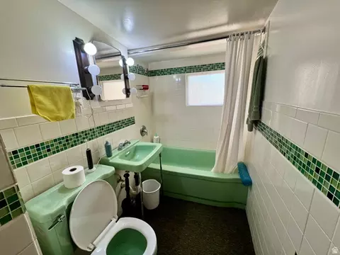 Bath - 178 Walnut Ln, Moab, UT 84532 photo 2 of 2