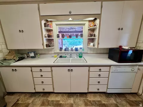 Kitchen - 178 Walnut Ln, Moab, UT 84532 photo 2 of 2